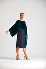 Load image in gallery viewer, Blue Daffodil Cape