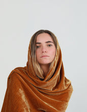 Load image in gallery viewer, Basil scarf camel