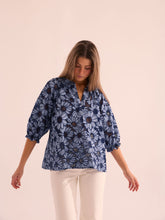 Load image in gallery viewer, Blusa Azul guipur
