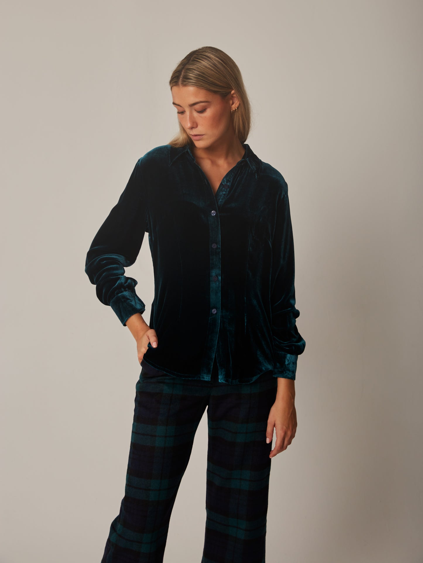 Camisa Narciso azul pavo real