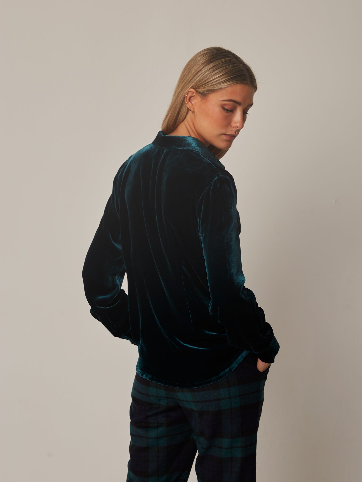 Camisa Narciso azul pavo real