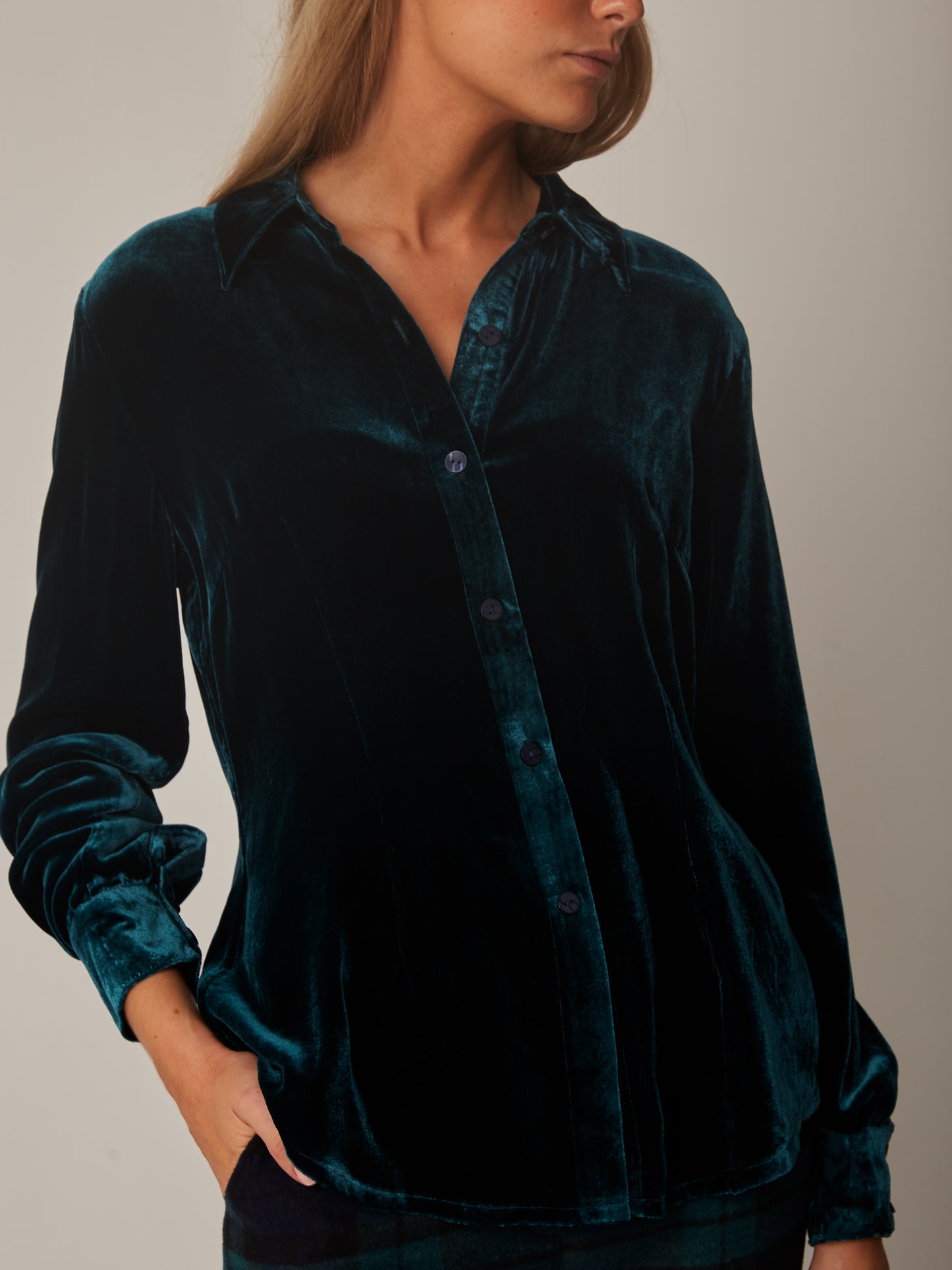Camisa Narciso azul pavo real